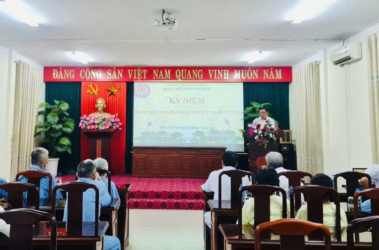 BsCK1 Trần Hữu Thu - Chủ tịch công đoàn - Phó giám đốc bệnh viện - phát biểu tại buổi lễ
